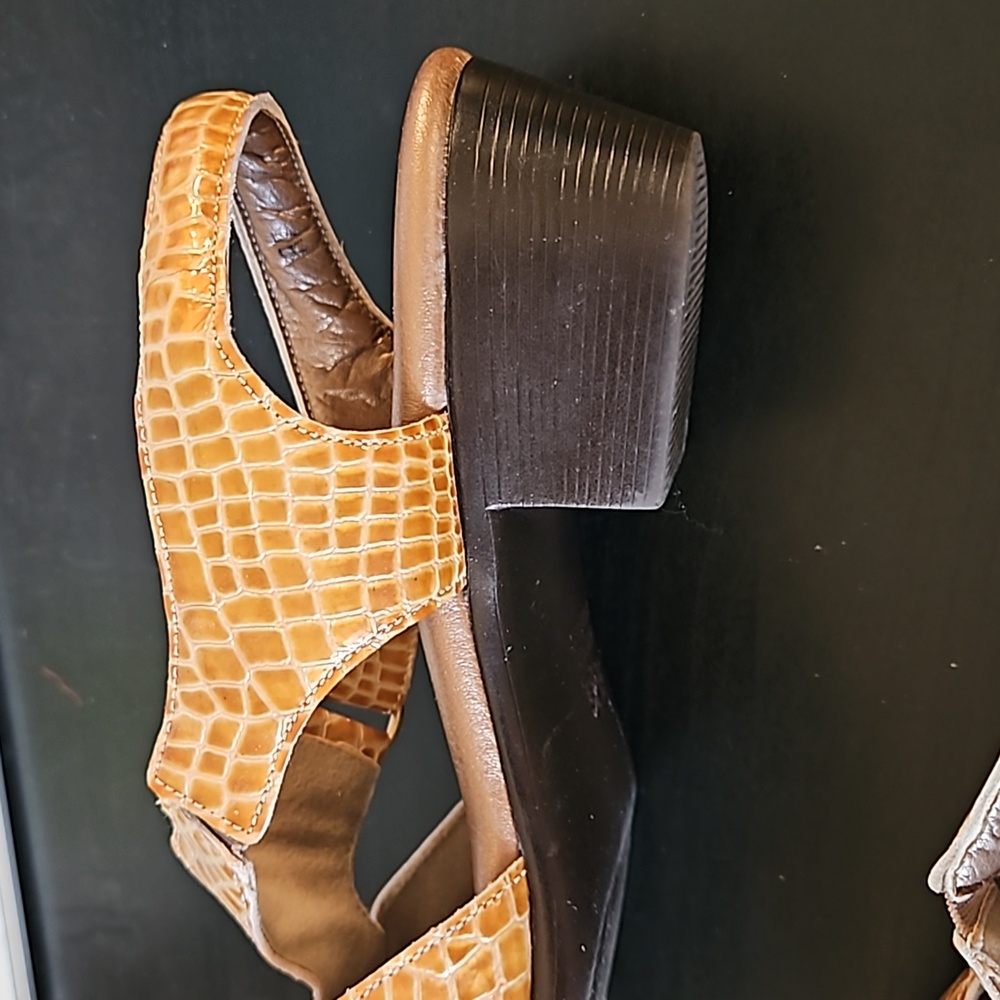 SAS Suntimer Heeled Sandal, tan croc print, size 7 - Picture 8 of 14